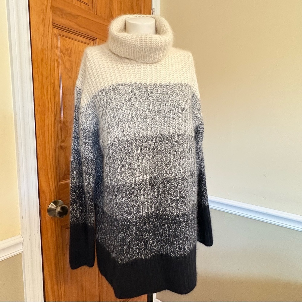 Jones New York Angora/Wool Blend Cozy Black and Cream Turtleneck Sweater Sz.L